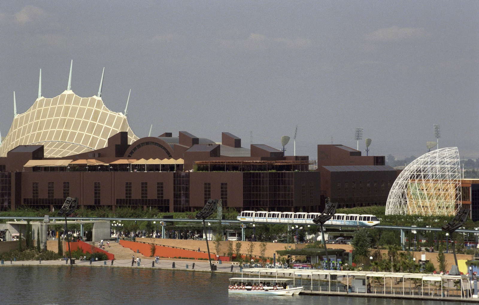 El Lago de España, pabellón de América (actual Escuela de Ingenieros) y el recién derribado pabellón de la ONU (d)