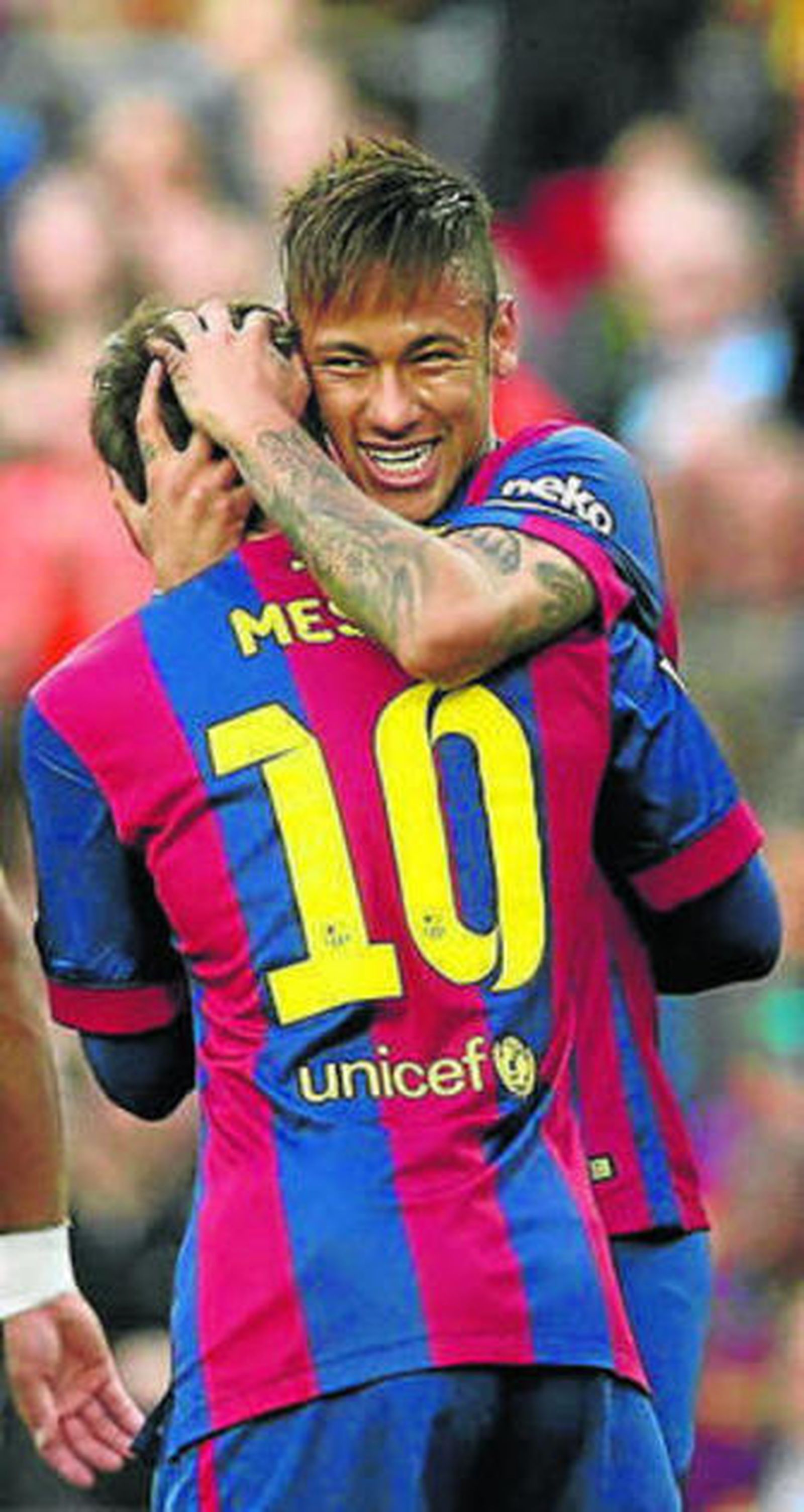Neymar abraza a Messi.