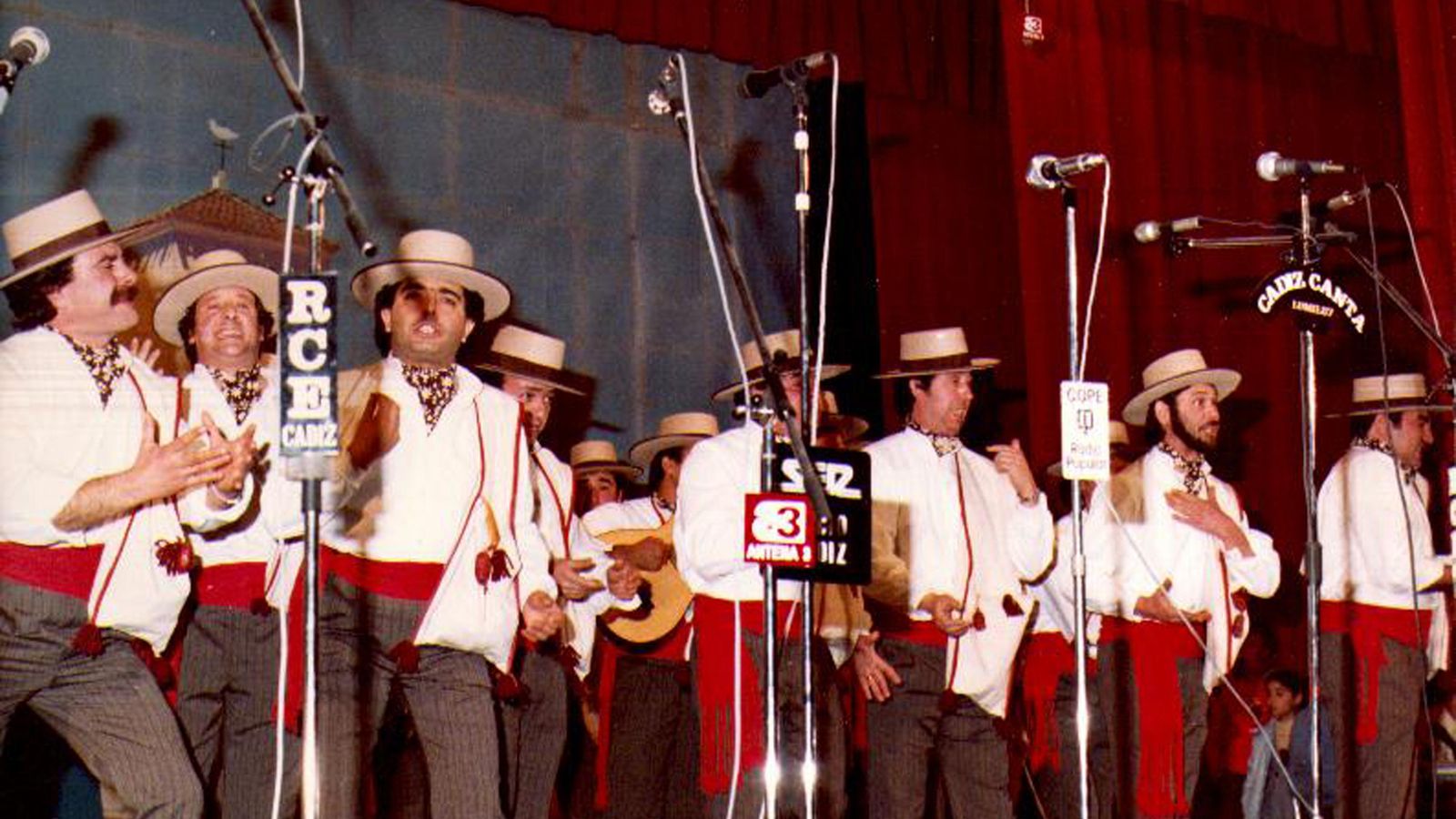 Carli Sibón, primero por la izquierda, en la comparsa 'Agua clara'.