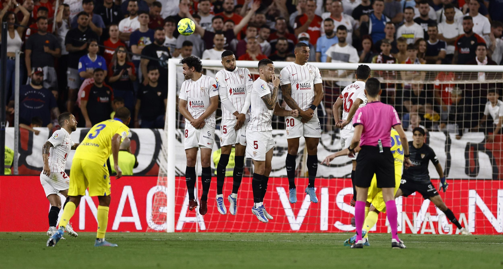 Momento en el que Lucas Pérez saca la falta que se estrelló en la cruceta antes de botar dentro de la portería del Sevilla.