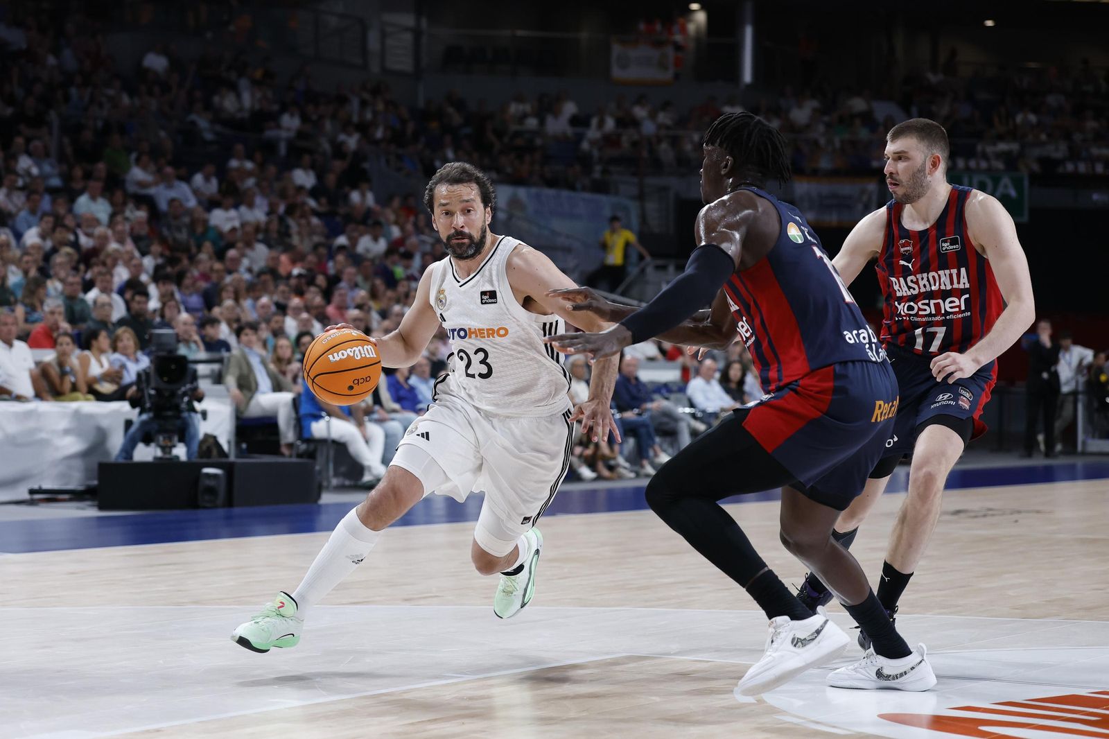 El Real Madrid sufre pero gana al Baskonia (82-76)