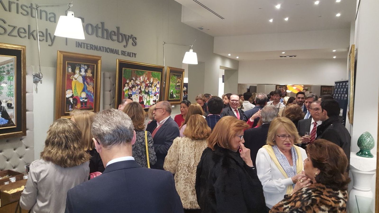 1. El día de la inauguración fue un éxito de público. 2. 'Las gordas contra la Guardia Real británica de su majestad la Reina' (óleo sobre lienzo). 3. Las instalaciones de la agencia inmobiliaria donde cuelgan las obras. 4. Kristina Szekely e Ignacio Rodríguez-Jurado. 5. 'Las señoritas de Avignon. Interpretando a Picasso (óleo sobre cartón proyecto).