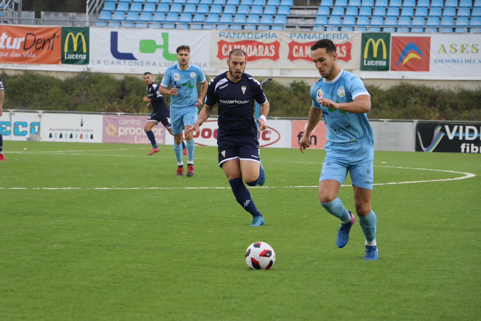 El algecirista Antonio Sánchez persigue a un jugador del Ciudad de Lucena