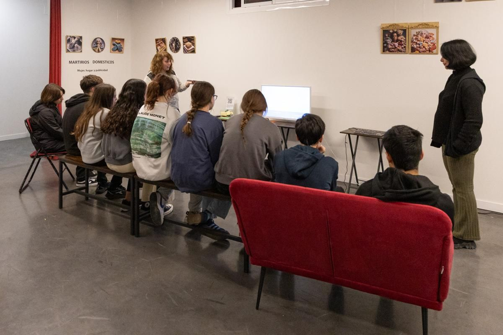 Visita guiada a la exposición con herramientas interactivas. Visita guiada a la exposición con herramientas interactivas.