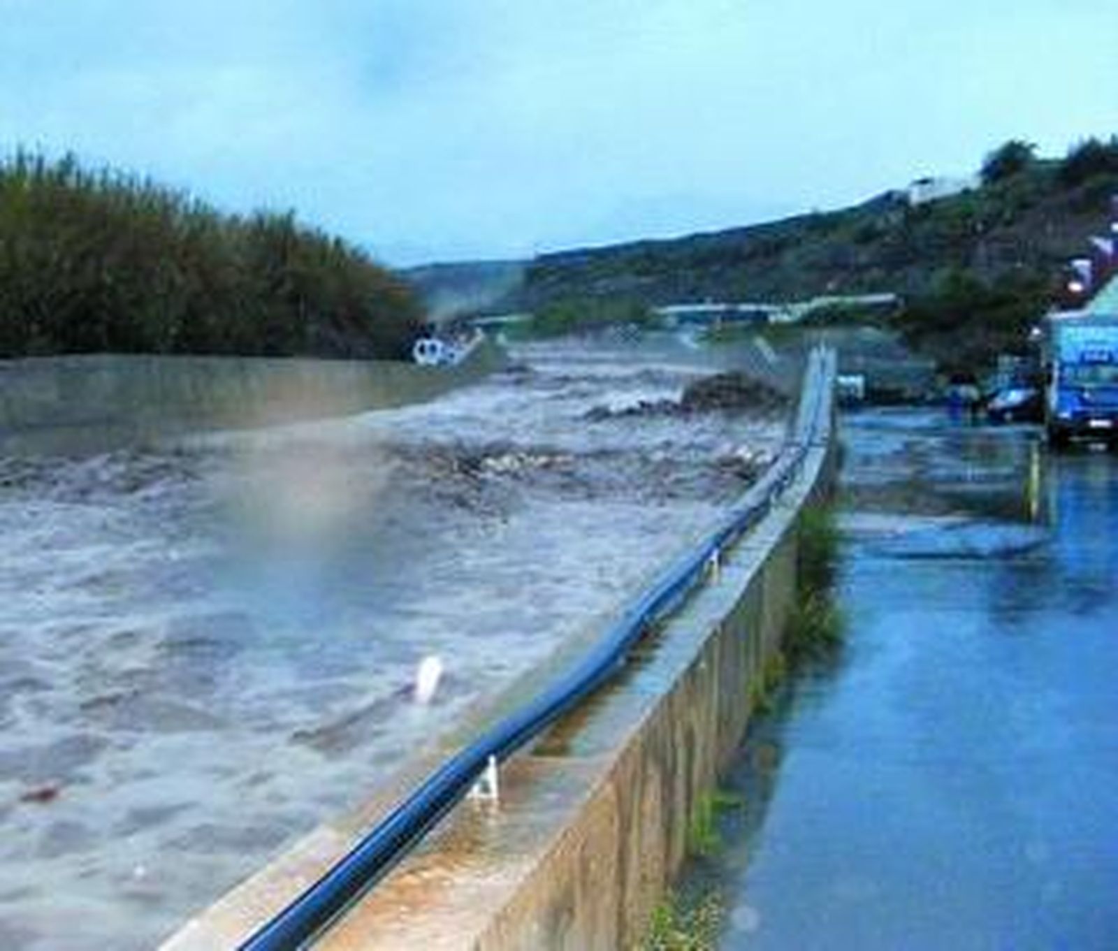 Las fuertes lluvias inundaron la rambla que recorre Balanegra.