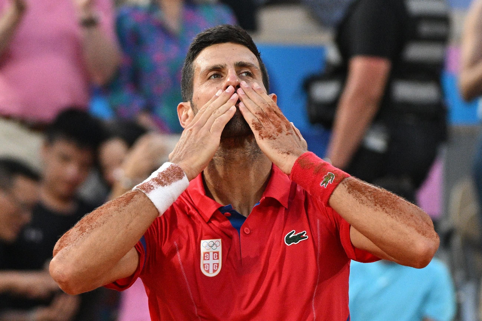 Djokovic, con los brazos llenos de tierra, agradece el cariño al público tras su partido ante Musetti. Djokovic, con los brazos llenos de tierra, agradece el cariño al público tras su partido ante Musetti.