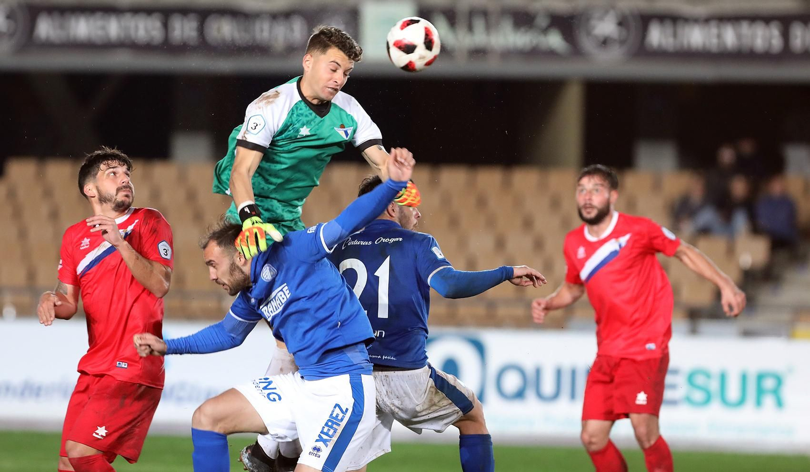 Fernando, portero del Écija, es uno de los pocos supervivientes.