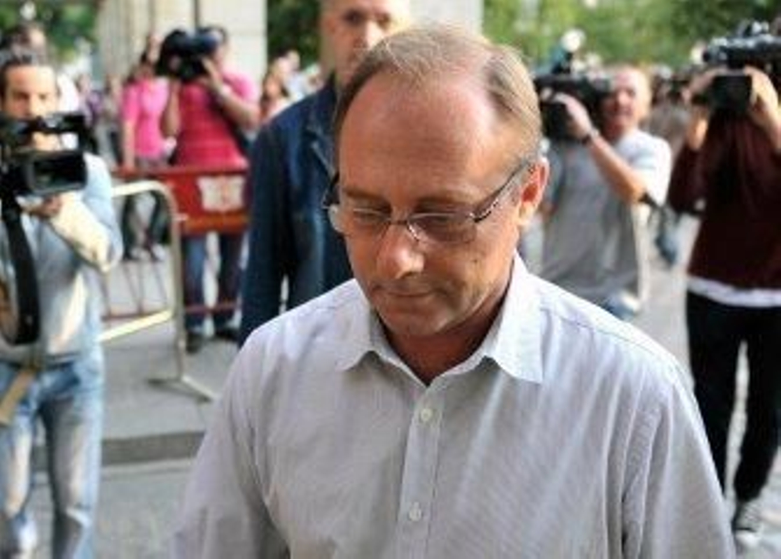 El padre de Marta intenta entregar al juez las grabaciones del supuesto infiltrado