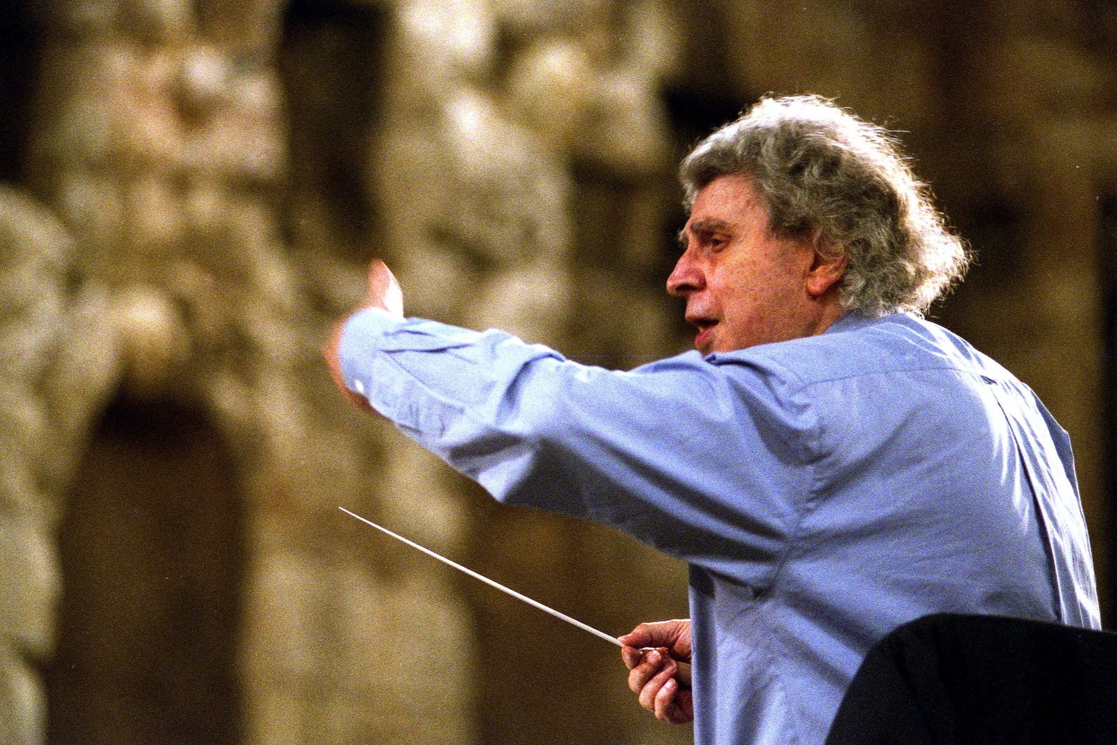 Mikis Theodorakis dirigiendo a su orquesta a los pies de la Acrópolis de Atenas en 2001.