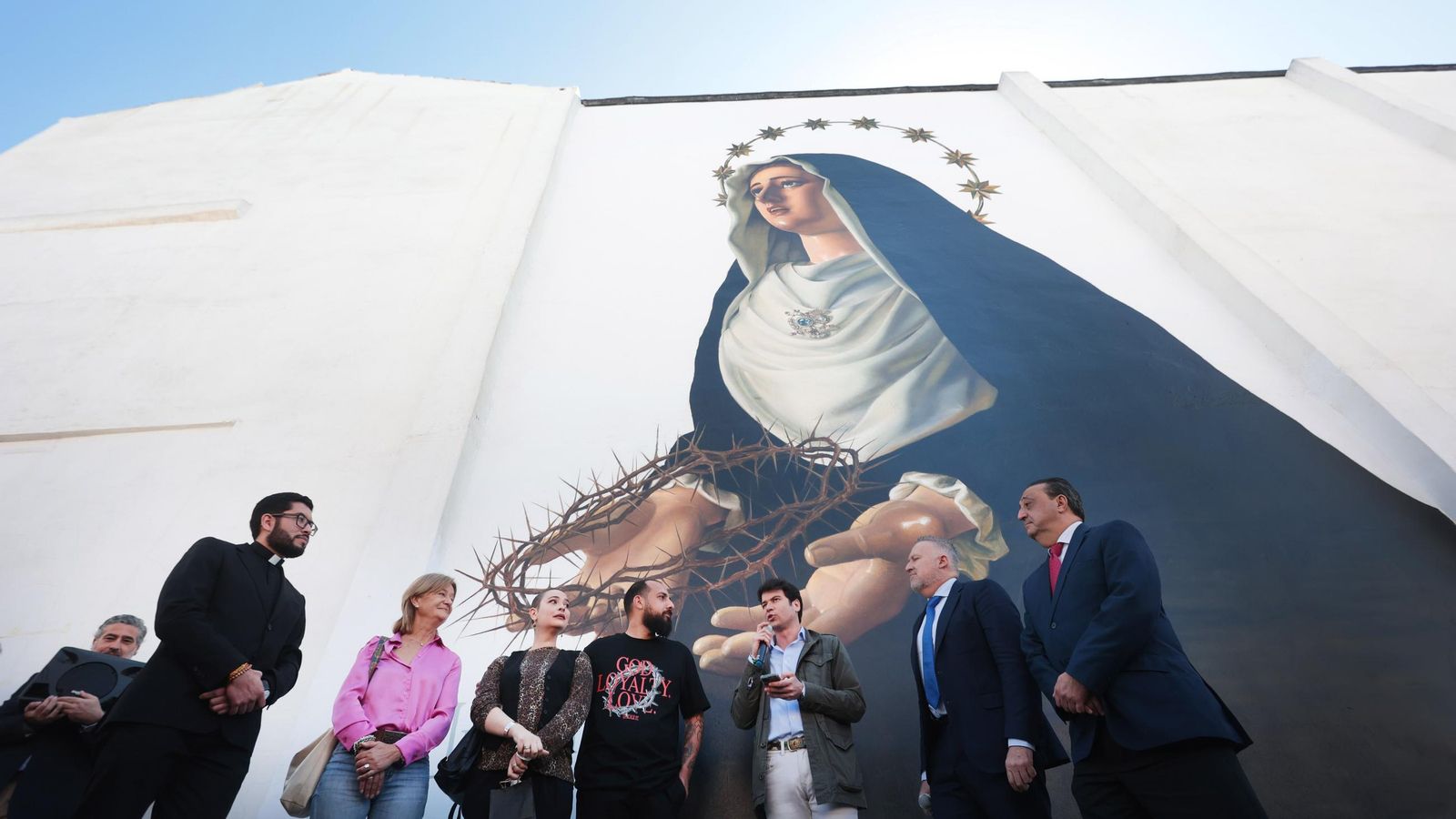 El artista, con familiares, representantes municipales y de la hermandad.