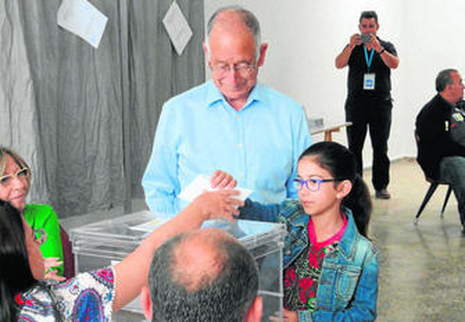 Gabriel vuelve a ganar por quinta vez consecutiva las elecciones en Roquetas, pero como pasara en 1.995, sin mayoría absoluta.