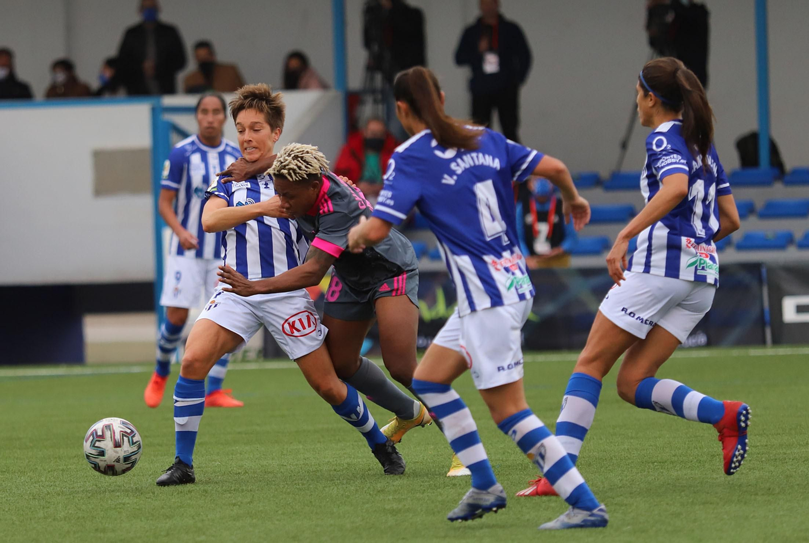 Una jugadora del Madrid se marcha de Falknor.