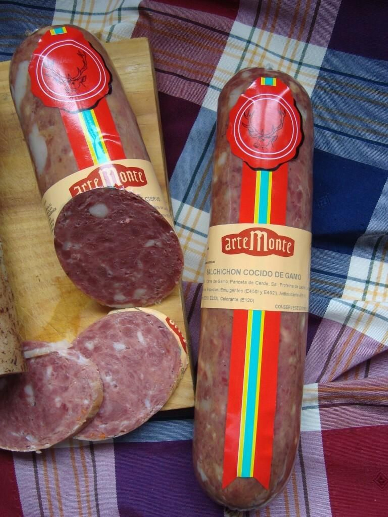 Salchichón cocido de gamo.