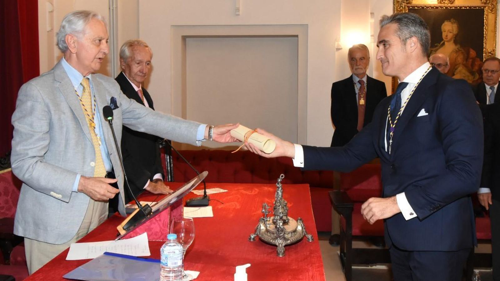 El presidente de la Ramse entrega el diploma al nuevo acaémico, Juan Antonio Bellido Luque.