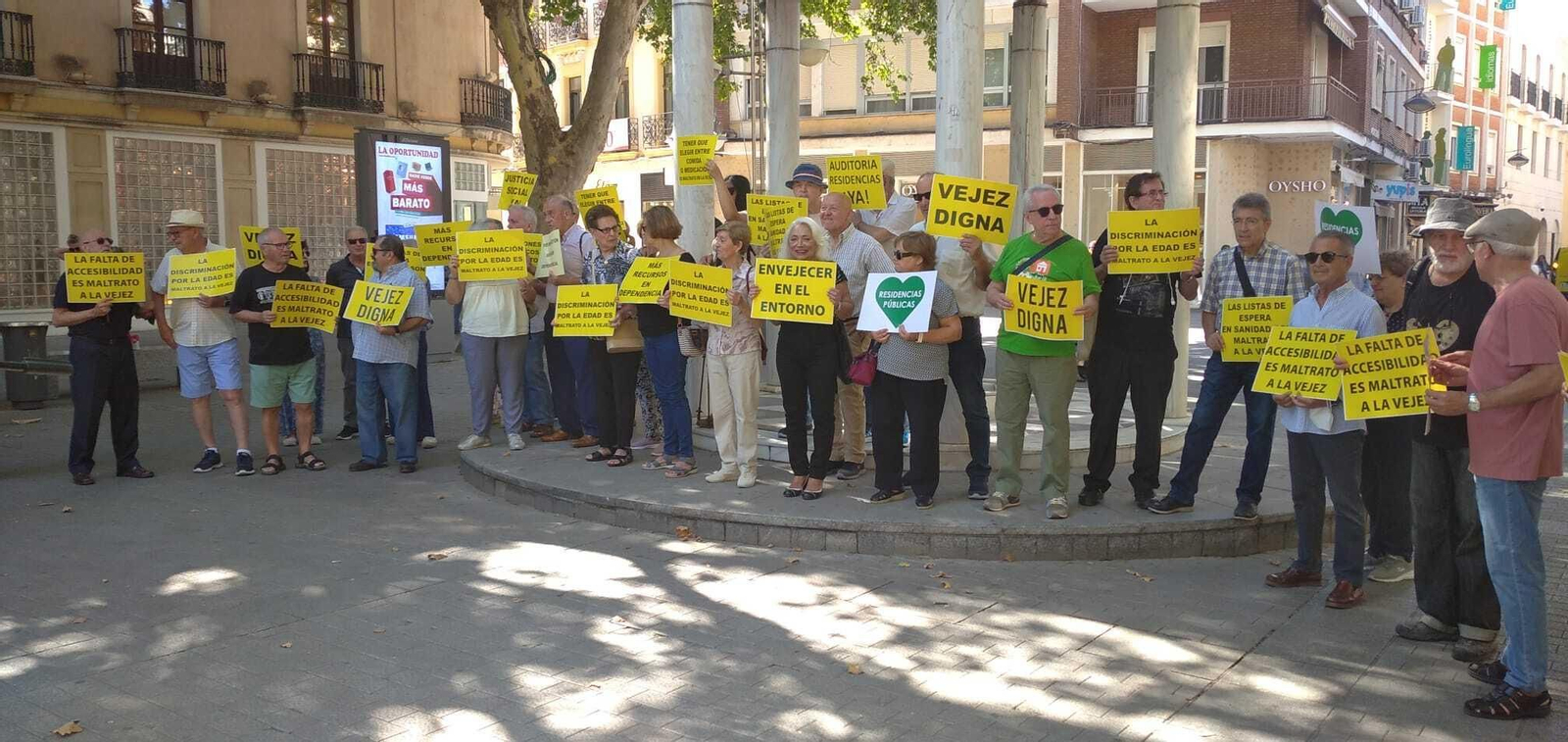Concentración en Córdoba de la plataforma Pensionistas Sí. Concentración en Córdoba de la plataforma Pensionistas Sí.