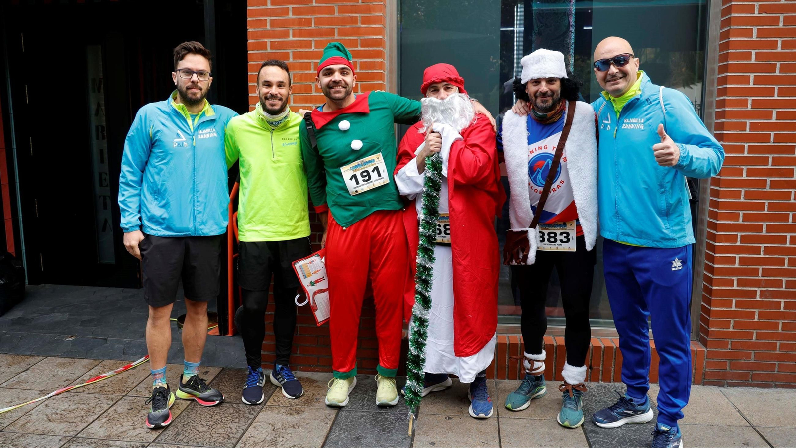 Corredores disfrazados en la Carrera Solidaria de Navidad Ciudad de Algeciras de 2024. Corredores disfrazados en la Carrera Solidaria de Navidad Ciudad de Algeciras de 2024.
