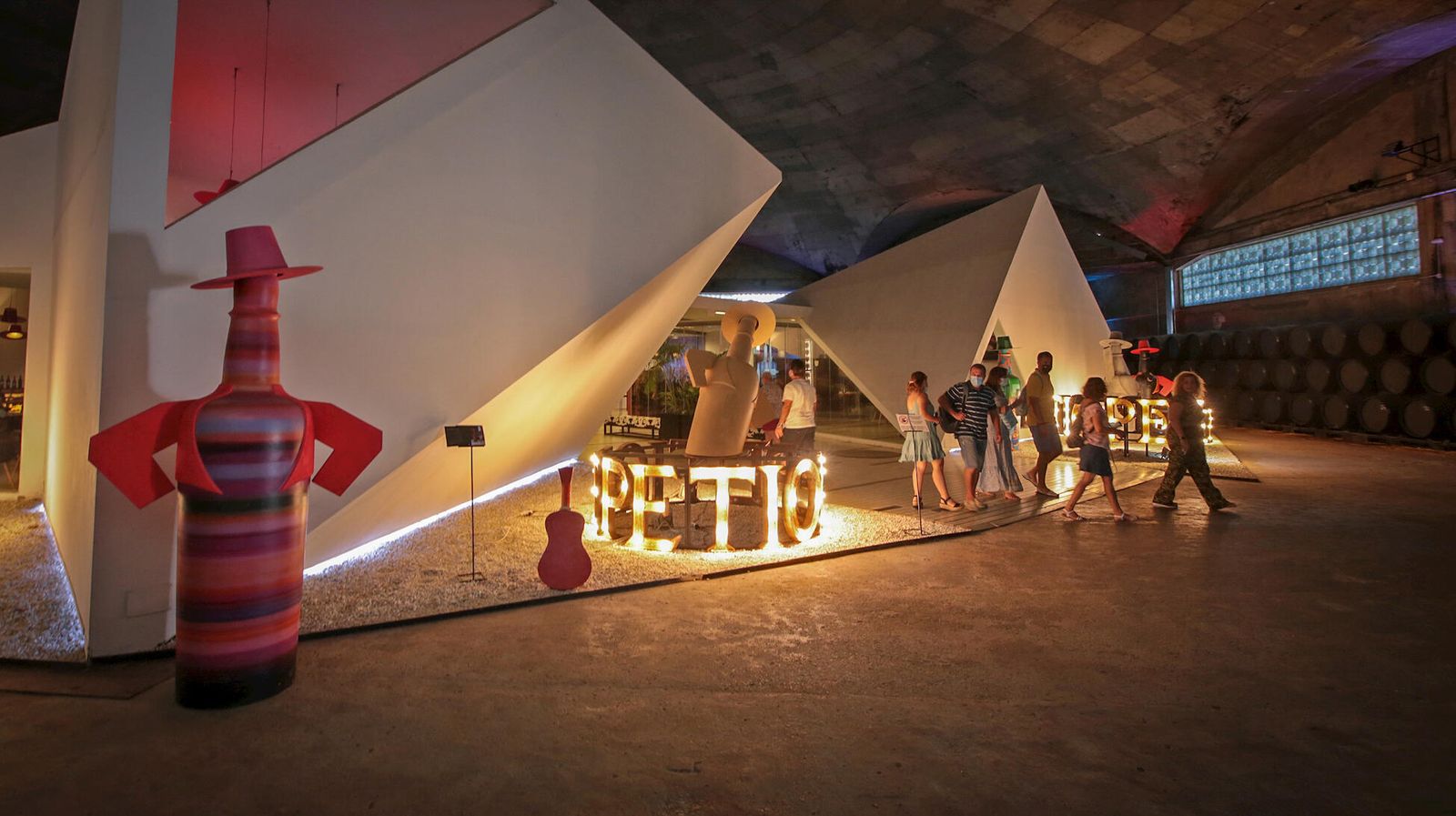 Turistas en una visita a la matriz de González Byass en Jerez.