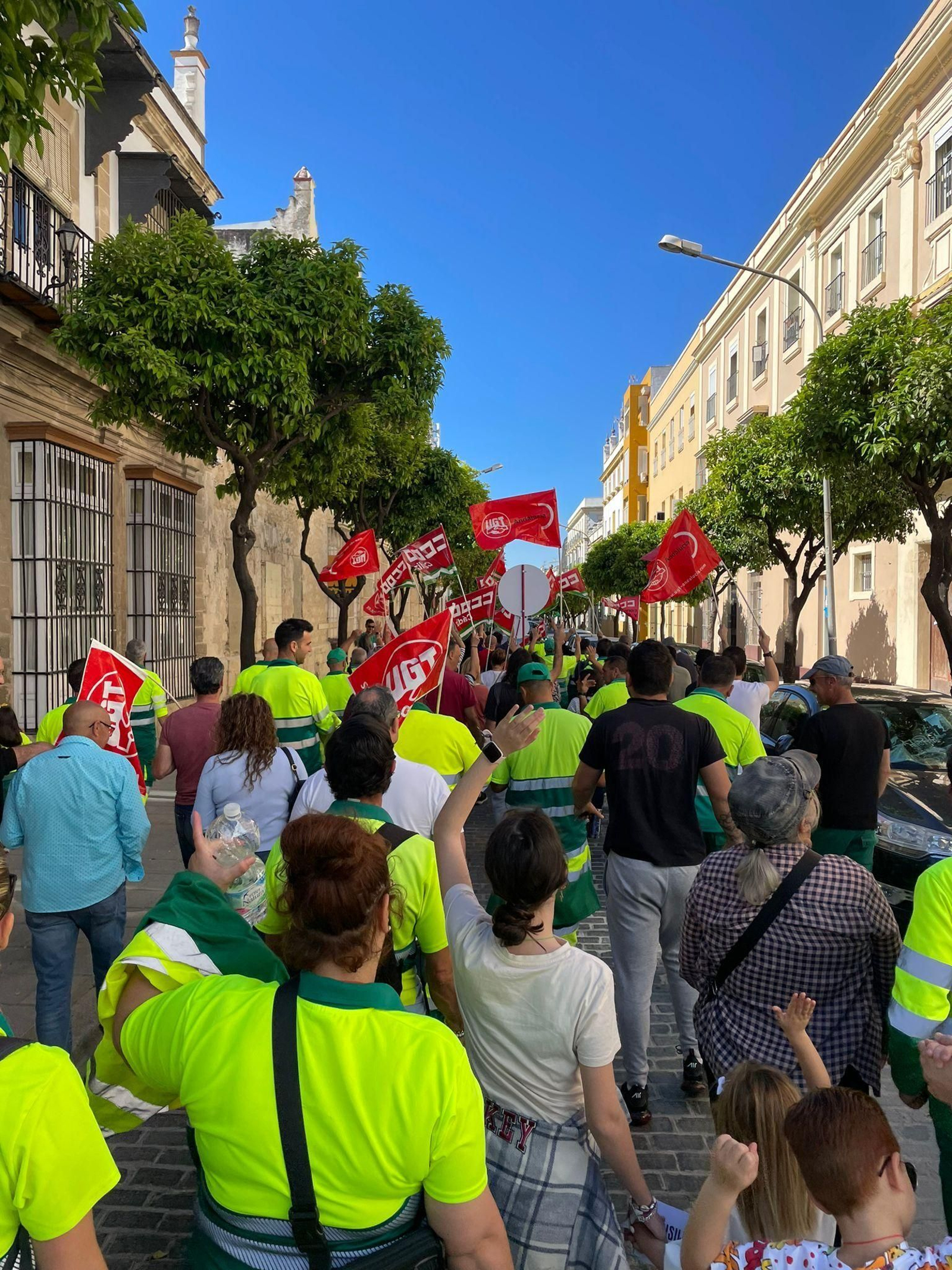 Otra imagen de la marcha por la céntrica calle Larga. Otra imagen de la marcha por la céntrica calle Larga.