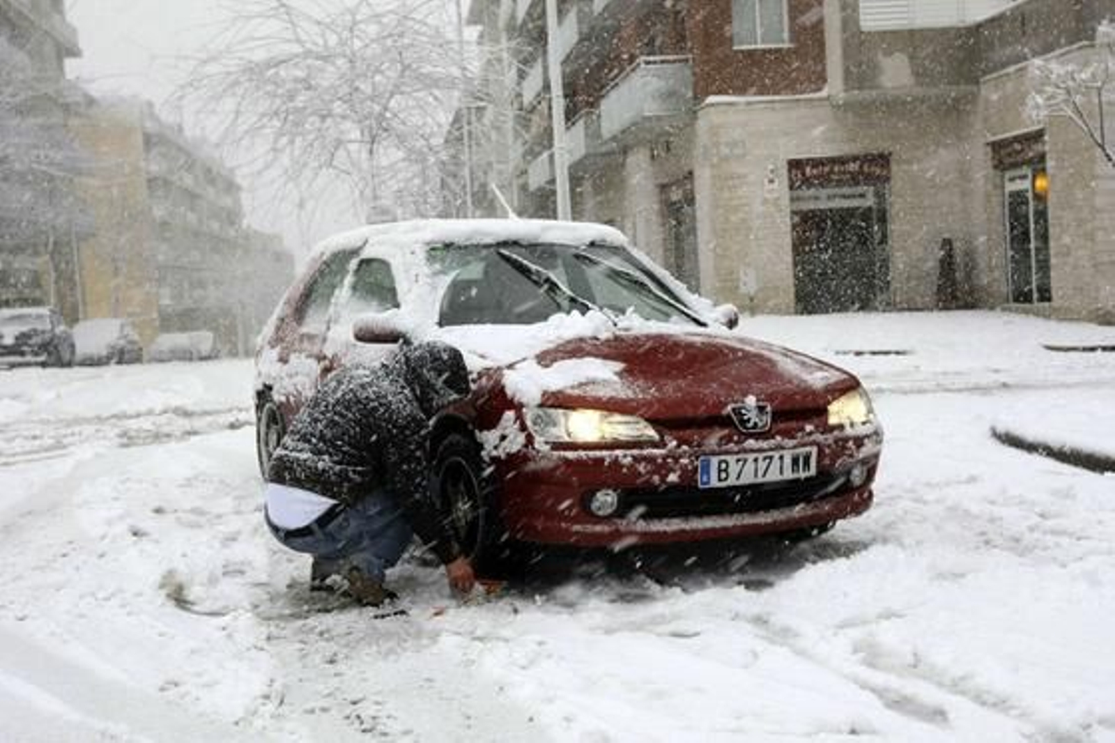 Una intensa nevada cubre Barcelona y a casi toda Cataluña. /EFE · AFP Photo · Reuters