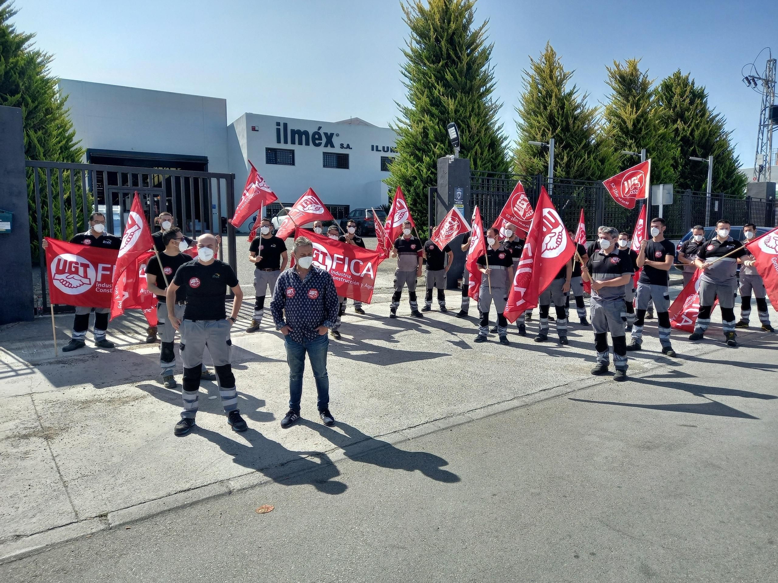 Trabajadores de ILMEX en Puente Genil durante la concentración.