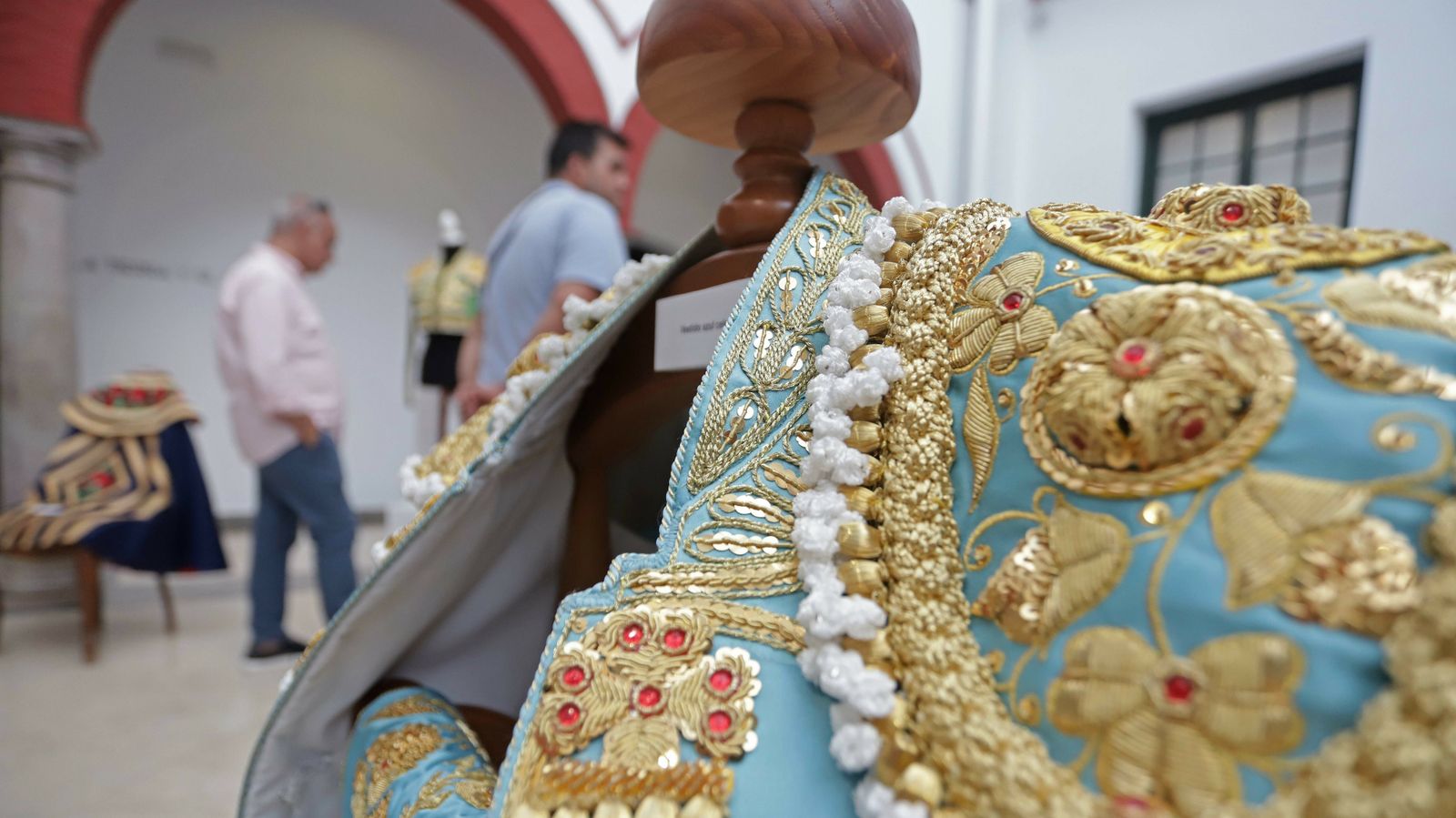 Exposición de fotografía taurinas y trajes de toreo en el museo de Algeciras