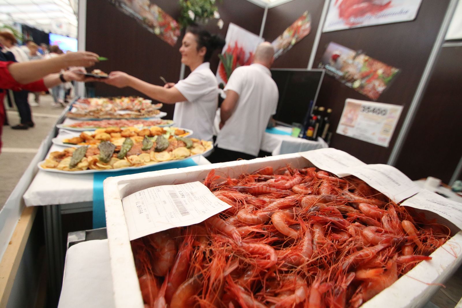 Venta de gamba roja en el mercado.
