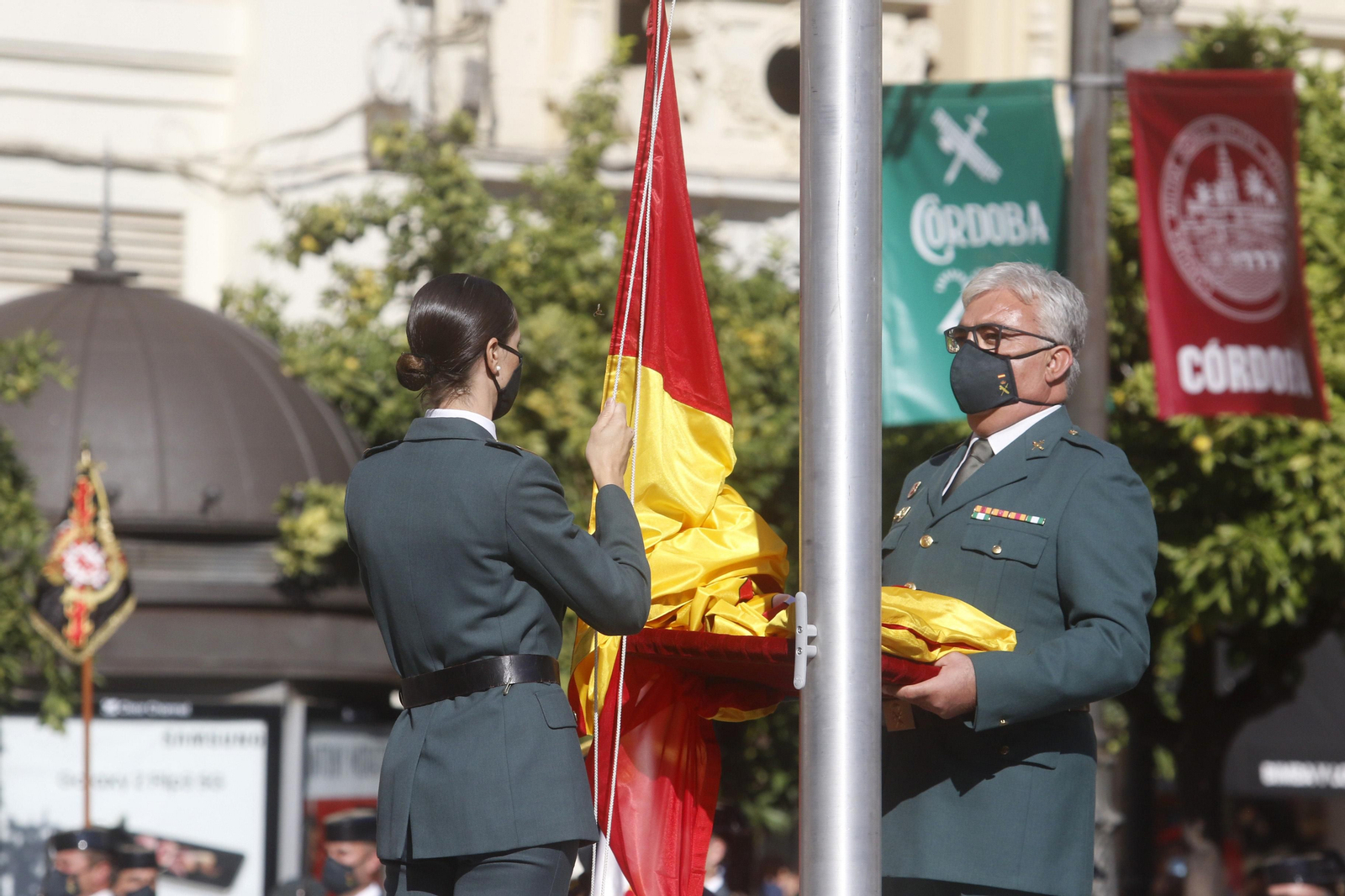 La izada de la bandera de España en las Tendillas, en imágenes.