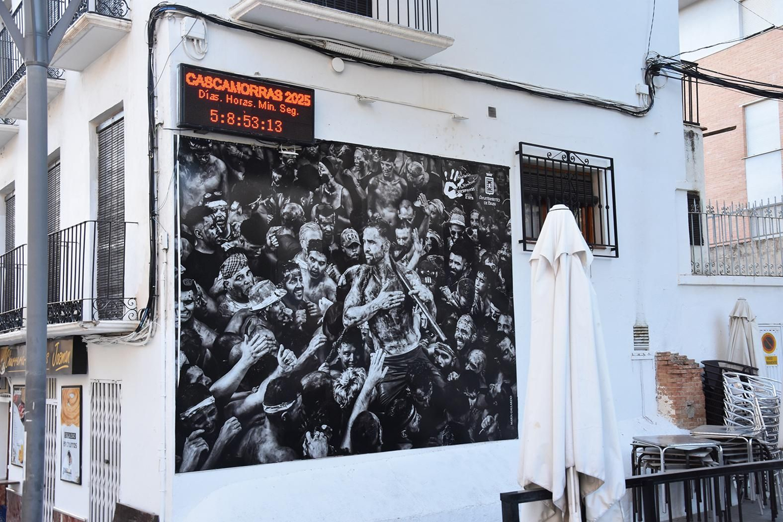 Ilustración de una edición del Cascamorras junto a una cuenta atrás