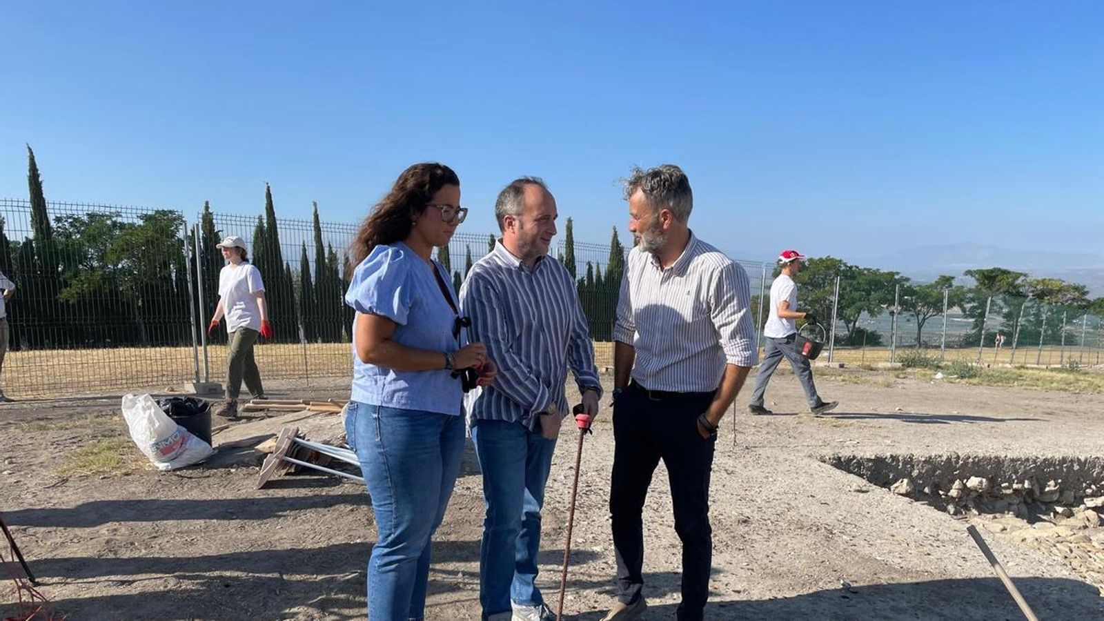 Ana González, José Ayala e Ignacio Montoro, en el campamento del Cerro del Alcázar.