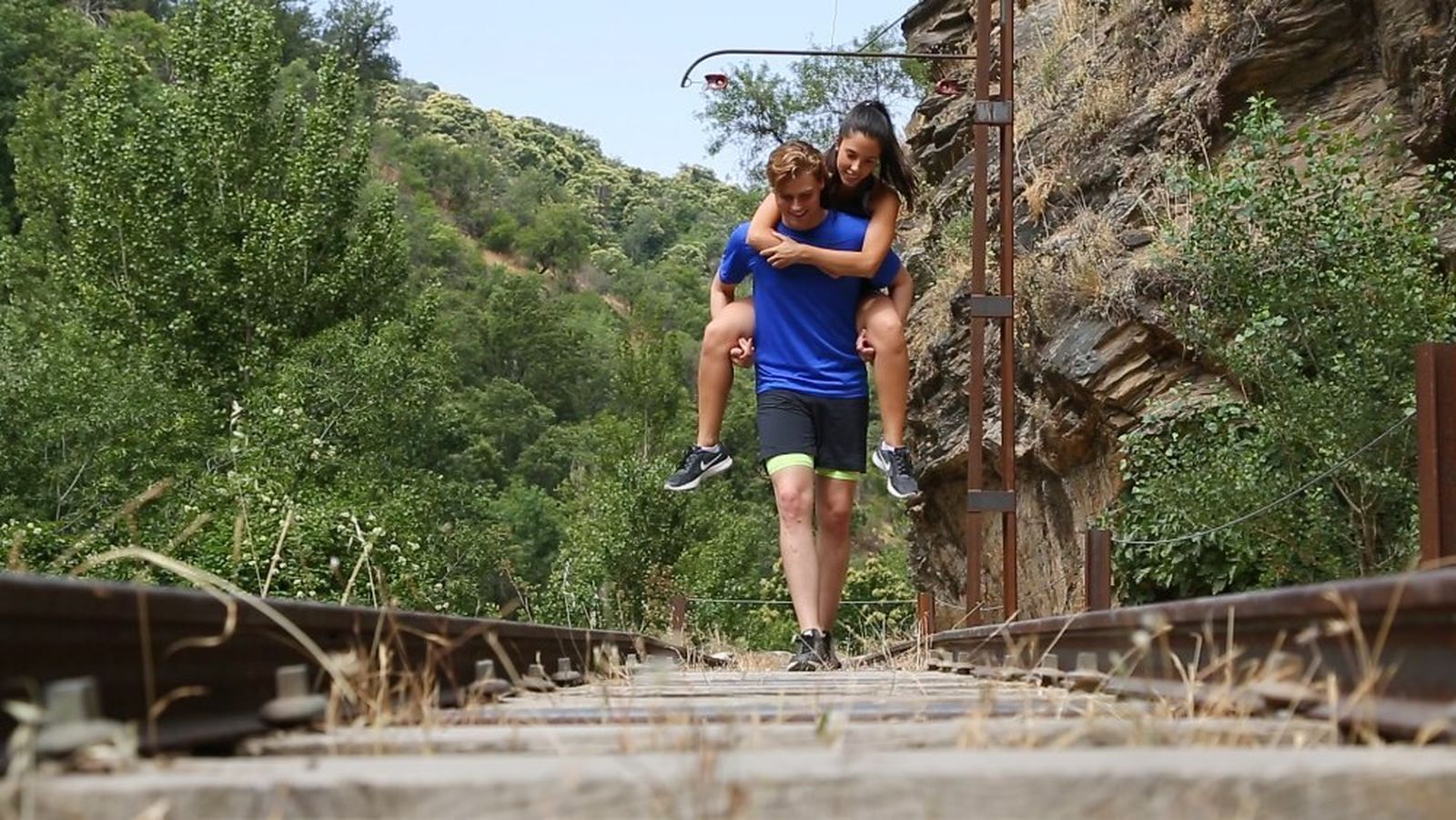 La pareja protagonista del vídeo sobre las vías del tren de la Sierra.