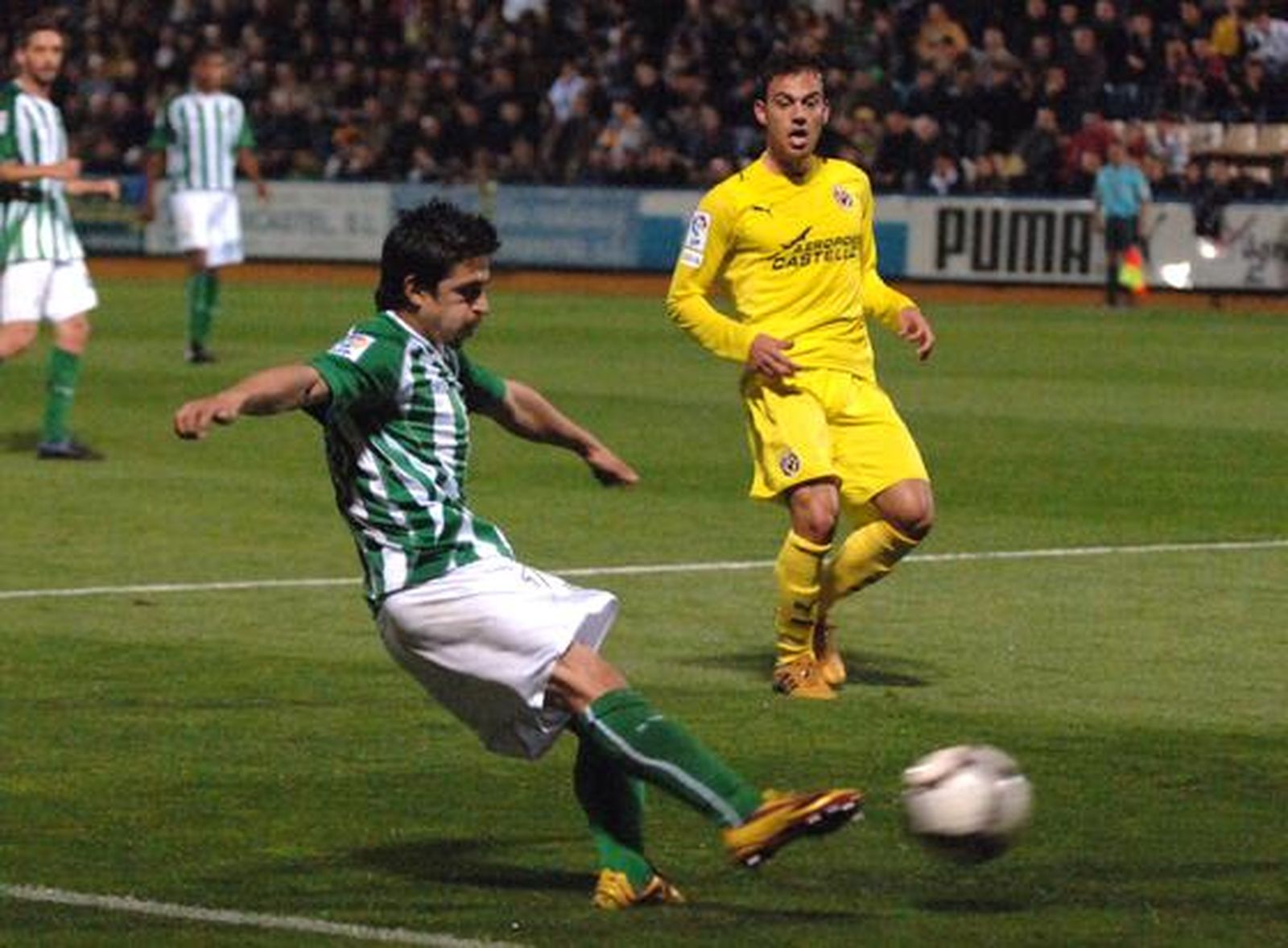 Pereira saca un centro desde el lateral izquierdo del área rival. / LOF