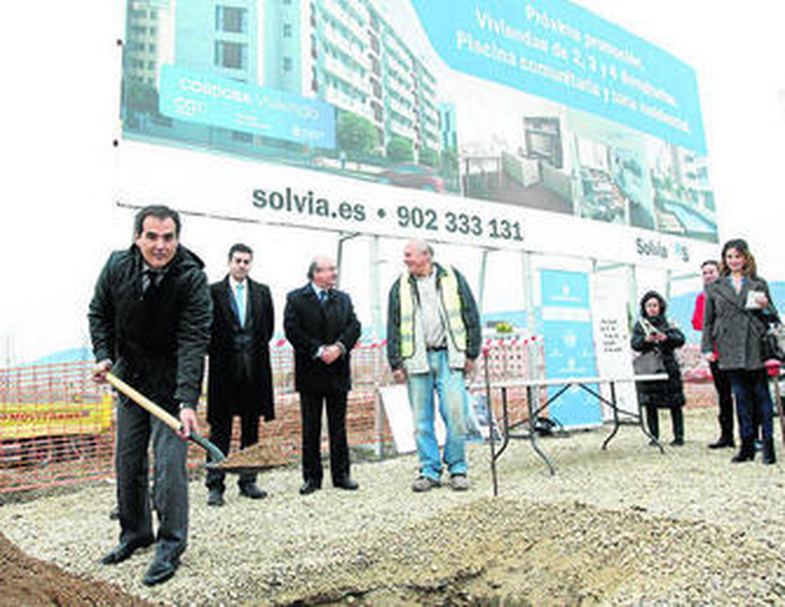 El alcalde, durante la primera piedra la promoción que ha puesto en marcha Solvia en Córdoba.