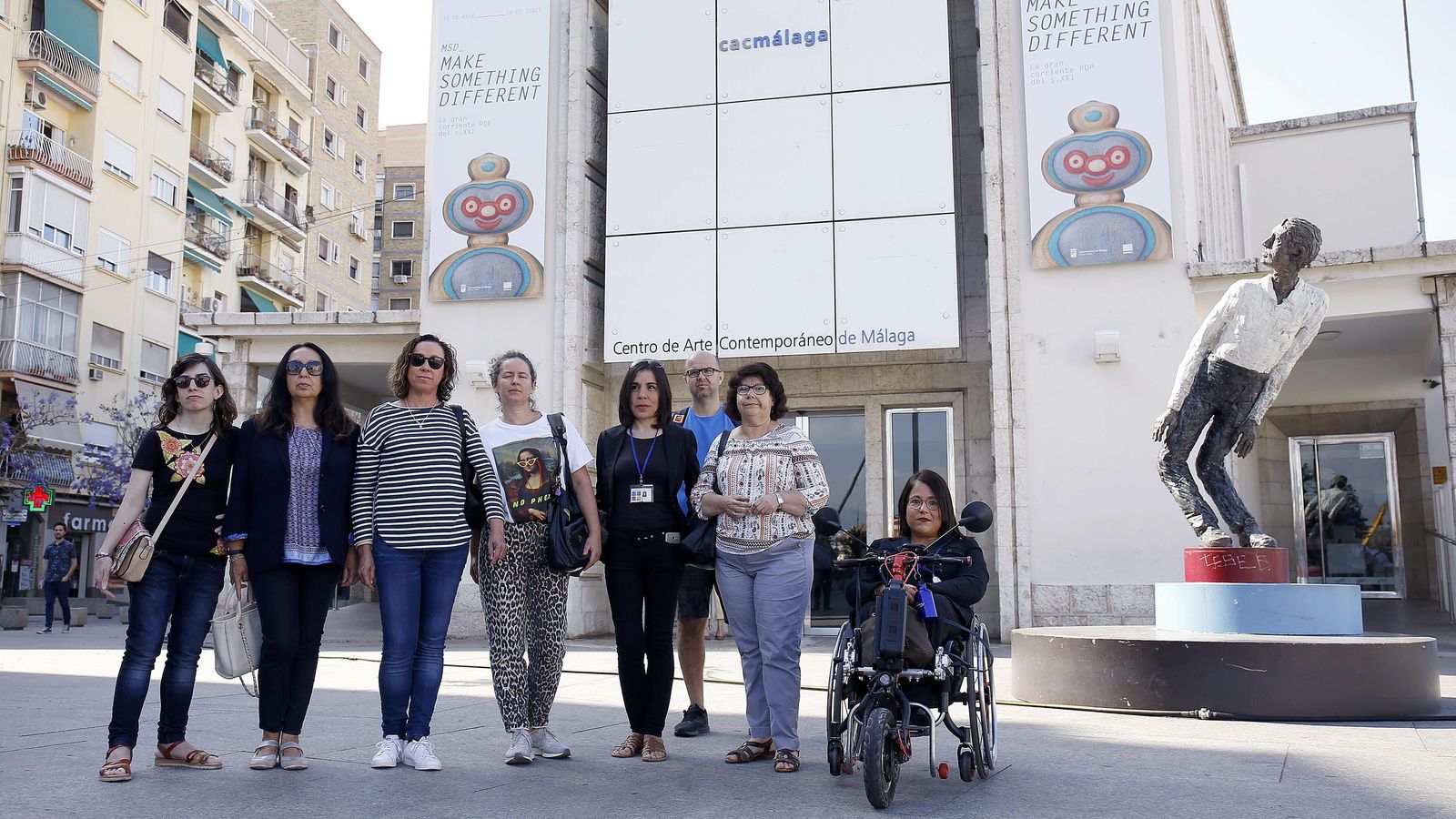 Trabadores del CAC contratados por Gestión Cultural y Comunicación, este jueves, a las puertas del centro.