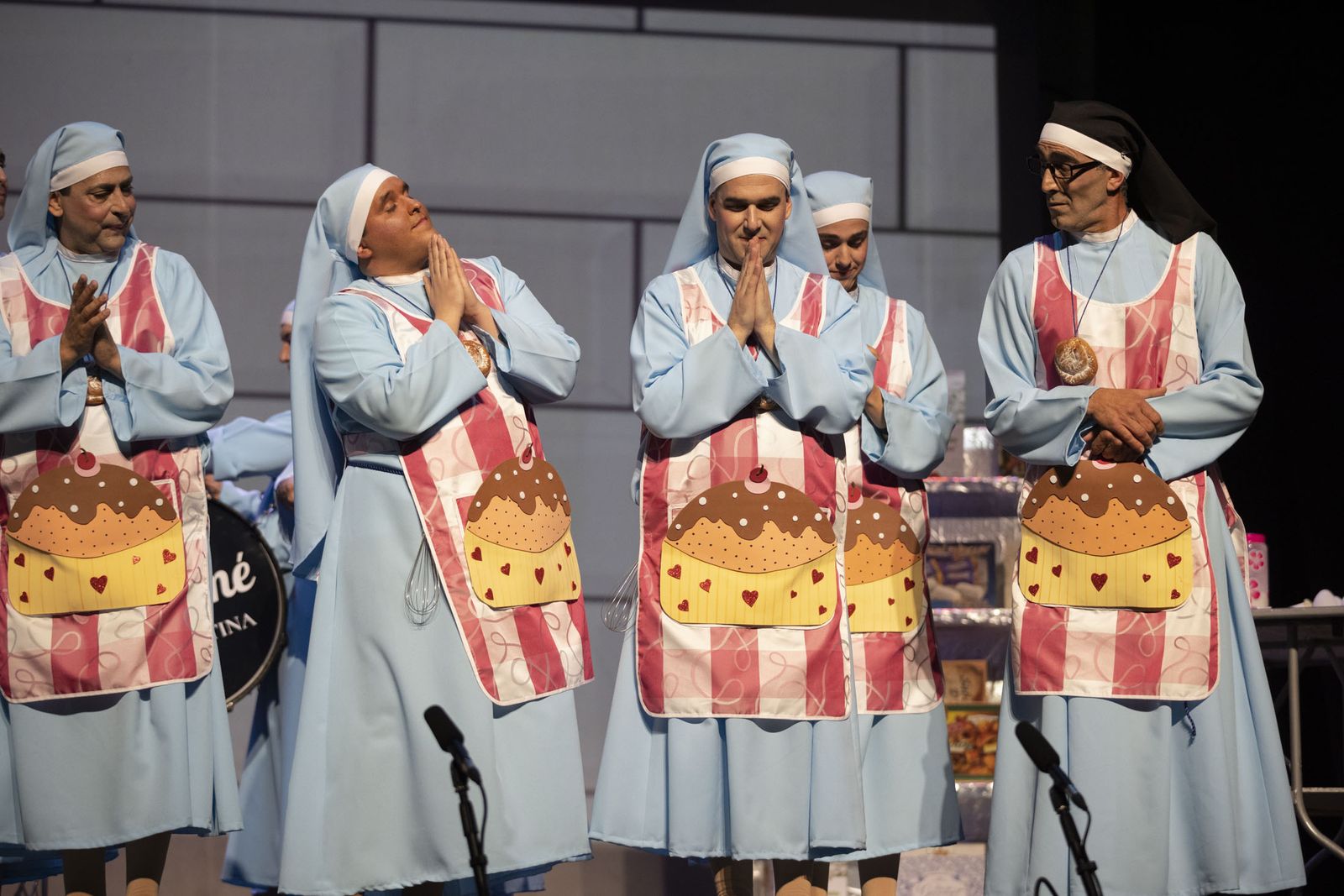 Imágenes de la actuación de la murga de Isla Cristina 'Las monjas 30 años de tradición' en el Carnaval Colombino