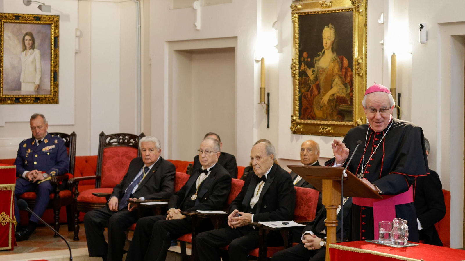 Las imágenes del ingreso como académico de Erudición en la academia de Medicina del arzobispo José Ángel Saiz Meneses