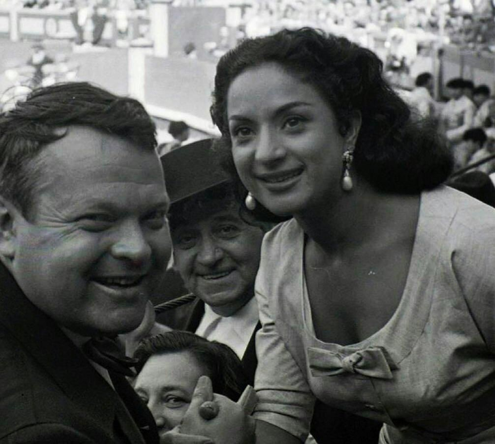 Welles y Lola Flores fotografiados por Martín en Las Ventas, 1955.