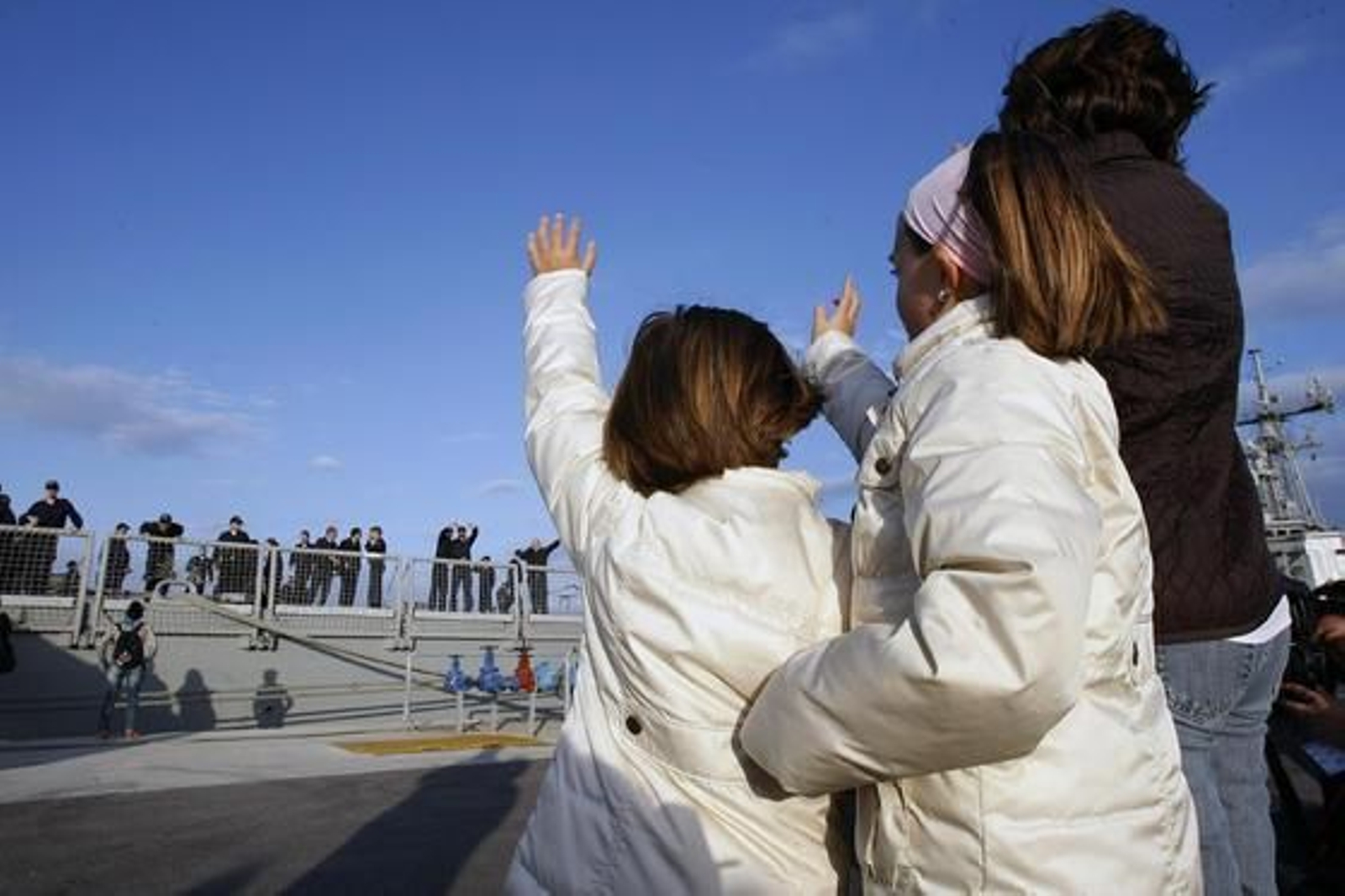La fragata Méndez Núñez ha partido esta tarde de la Base Naval de Rota, con la presencia de la ministra de Defensa, Carme Chacón./Fito Carreto

Foto: Fito Carreto