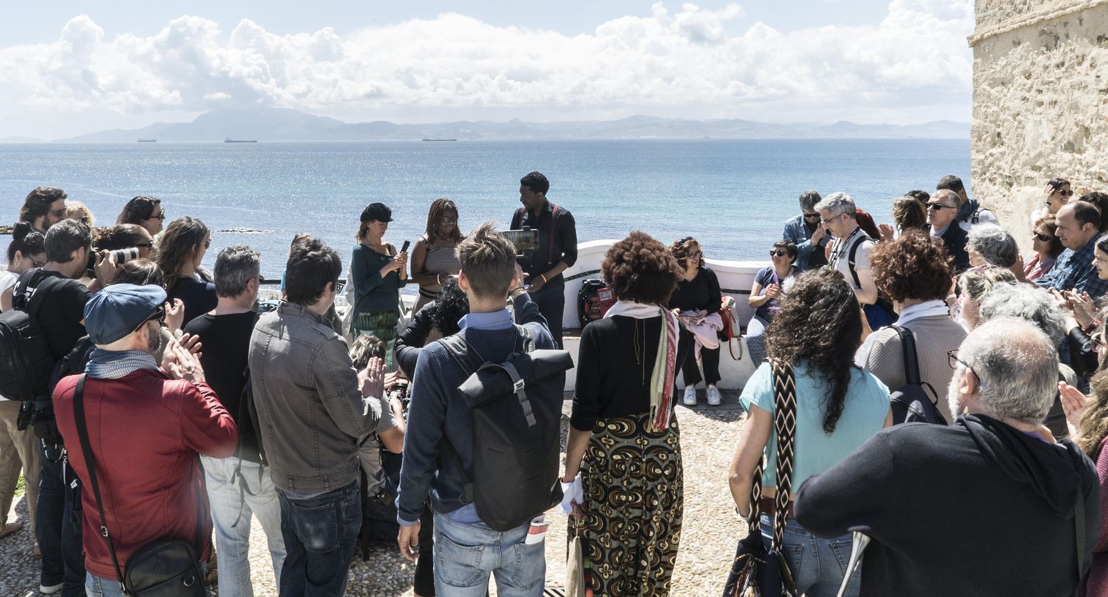 Silvia Albert y Marius Makon, ayer, durante el recital poético en el Miramar de Tarifa con la costa de África al fondo.