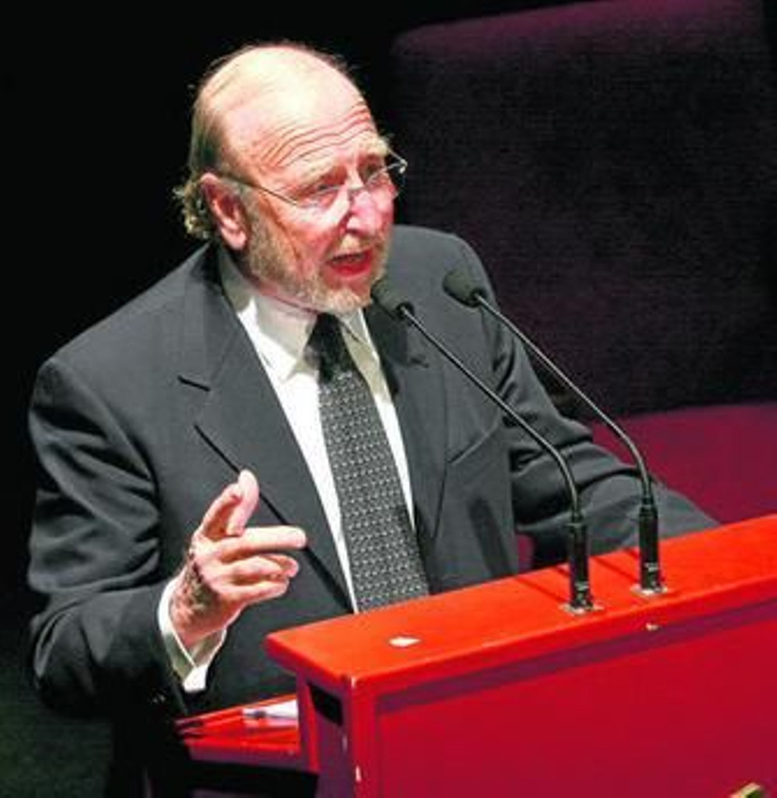 Guillermo Summers durante un momento del pregón en el Gran Teatro, un acto que congregó a un gran número de público.