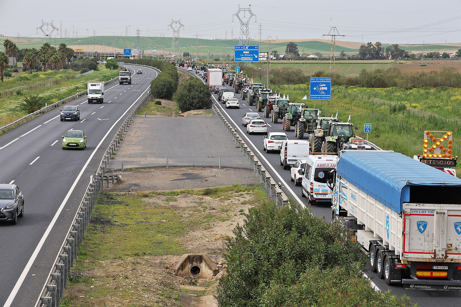 Imágenes de la multitudinaria tractorada de los agricultores en Huelva