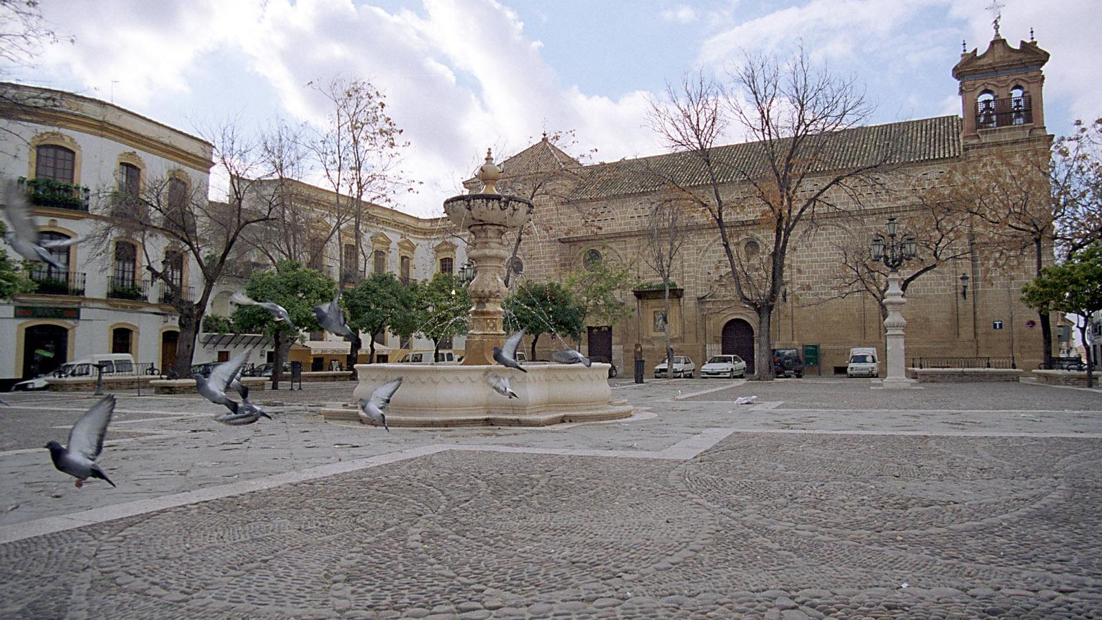 La plaza del pueblo de Osuna .