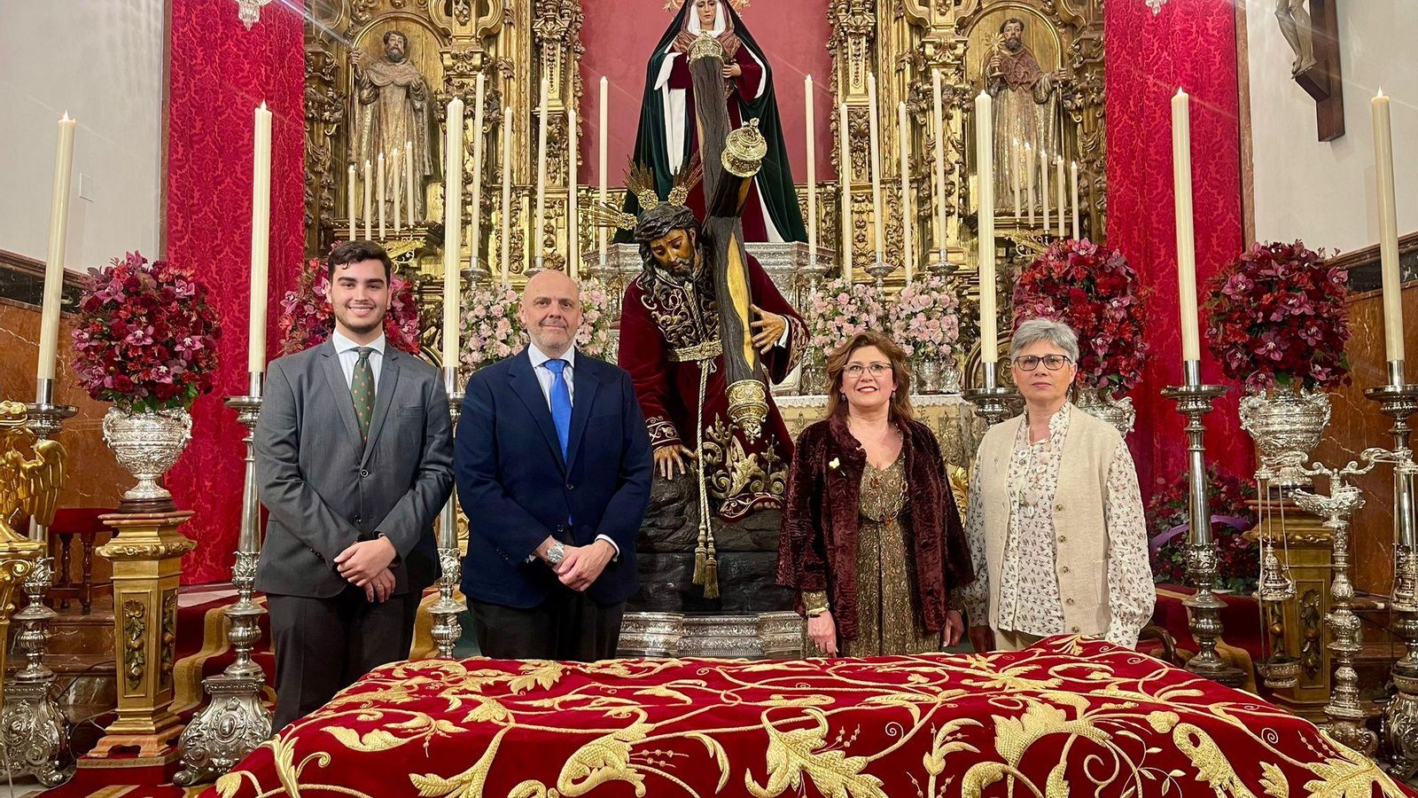 Presentación del enriquecimiento del manto. En la imagen, Antonio Castro (diseñador), Sergio Sopeña (hermano mayor) y las Hermanas Rama (bordadoras).