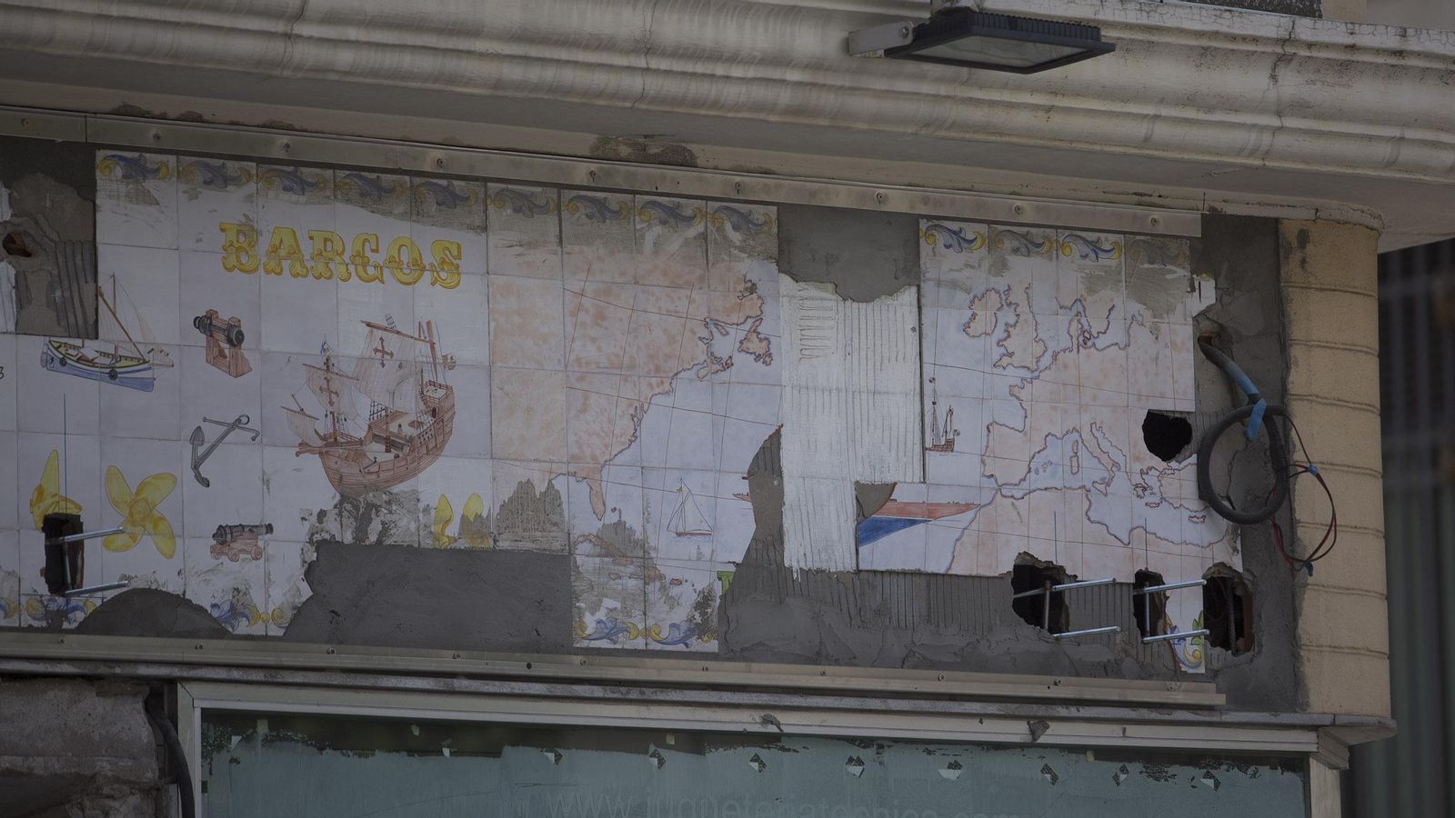 Azulejería arrasada en la antigua juguetería Cuevas