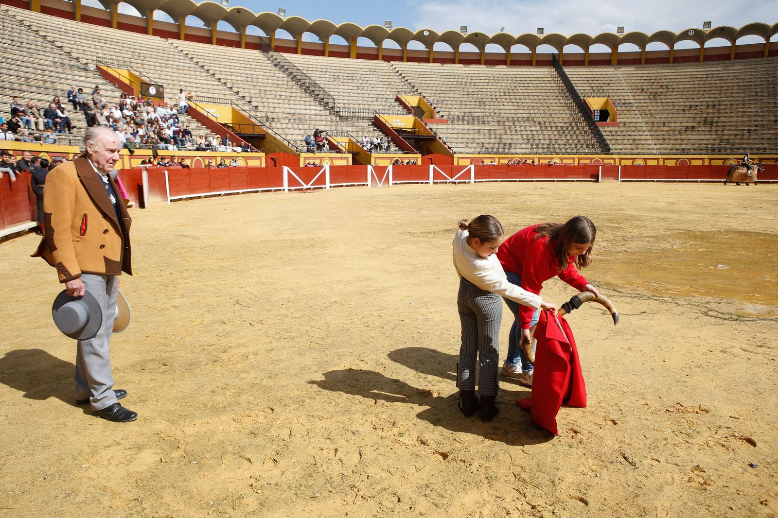 La clase magistral solidaria de Miguelete en la plaza de toros de Las Palomas de Algeciras, en imágenes