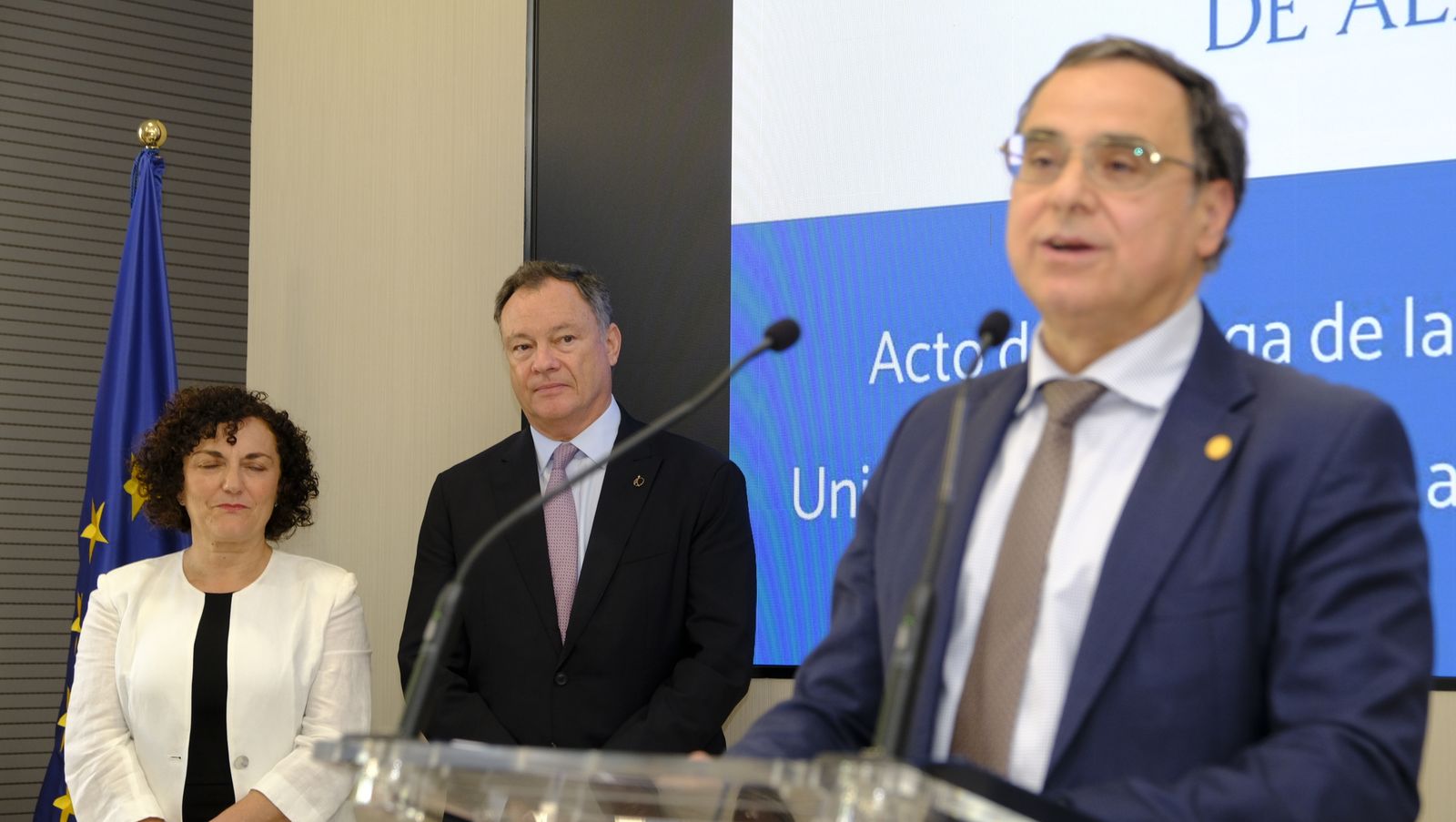 Imágenes de la imposición de la Medalla de Oro de la Universidad de Almería, al astronauta Miguel López Alegría