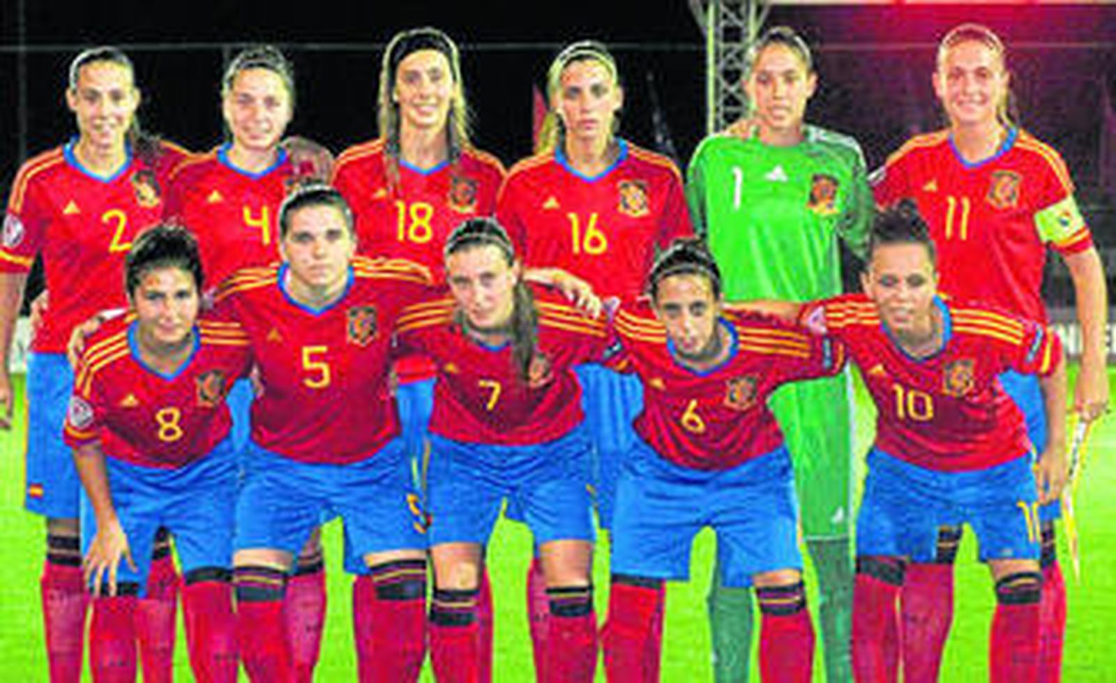 1. La almeriense Ana Troyano, con el número 16, junto al resto de sus compañeras en un encuentro del Europeo femenino sub 19. 2. La polivalente jugadora defiende el esférico ante una futbolista del combinado sueco. 3. La defensa nacida en El Ejido lucha por un balón en el encuentro ante la selección de Portugal.