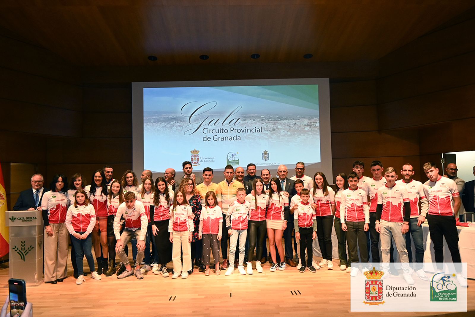 Foto de familia de parte de los premiados.