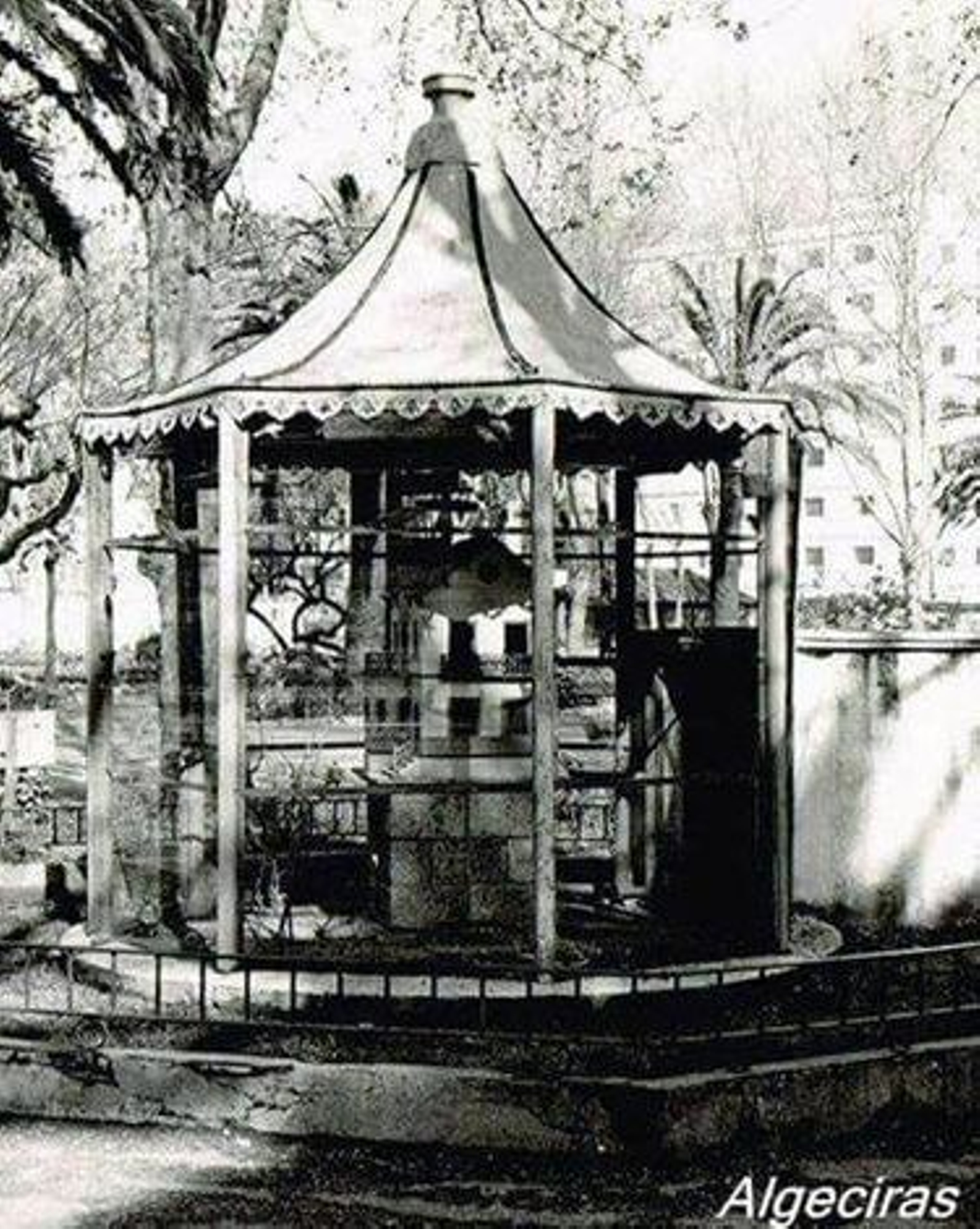 La entrañable pajarera del parque María Cristina.