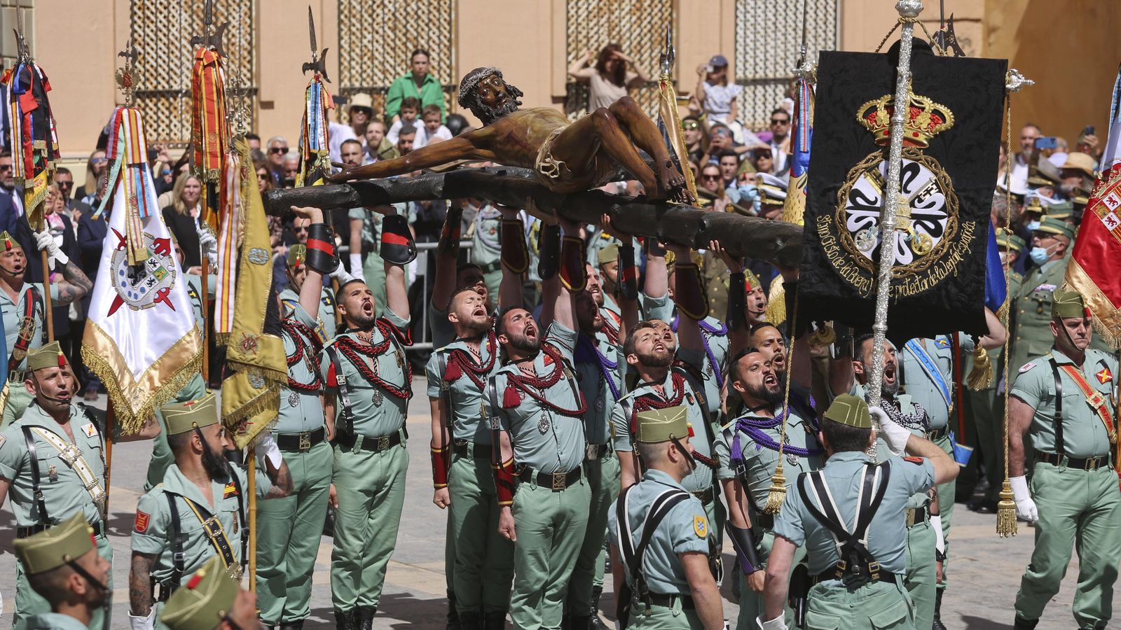 La Legión, con el Cristo de Mena, en el Jueves Santo de Málaga.