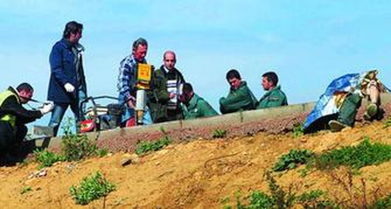 El trabajador, de 60 años, yace en el suelo mientras la Policía investiga el suceso.